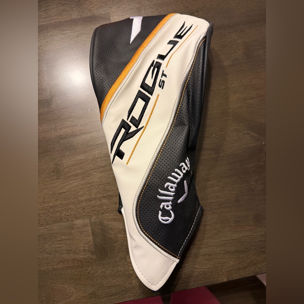 Callaway Rogue ST Headcover in Black, White, and Orange